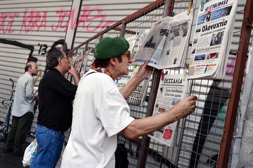Griechen an einem Zeitungstand in Athen