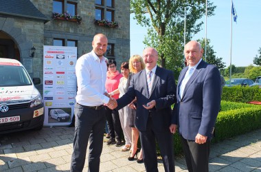 Schlüsselübergabe für das neue Fahrzeug des ÖSHZ Bütgenbach