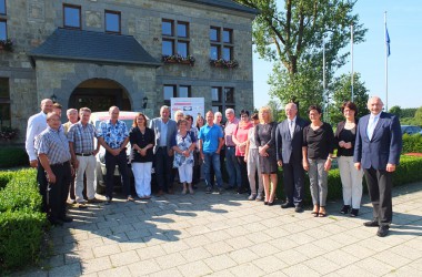 Schlüsselübergabe für das neue Fahrzeug des ÖSHZ Bütgenbach