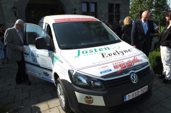 Schlüsselübergabe für das neue Fahrzeug des ÖSHZ Bütgenbach