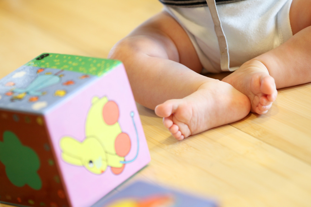 Baby beim Spielen in einer Kinderkrippe (Illustrationsbild: Vriginie Lefour/Belga)