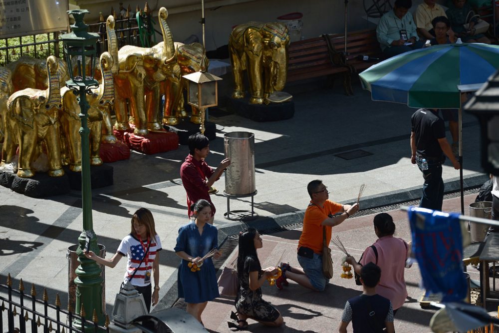 Bangkok: Betende Thailänder auf dem Gelände des Erawan-Schreins