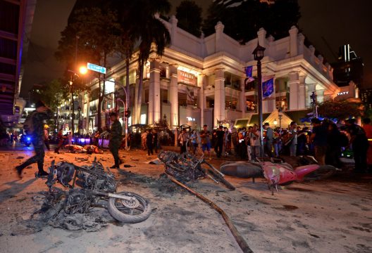 Explosion in Bangkok - Thailändische Soldaten untersuchen den Anschlagsort