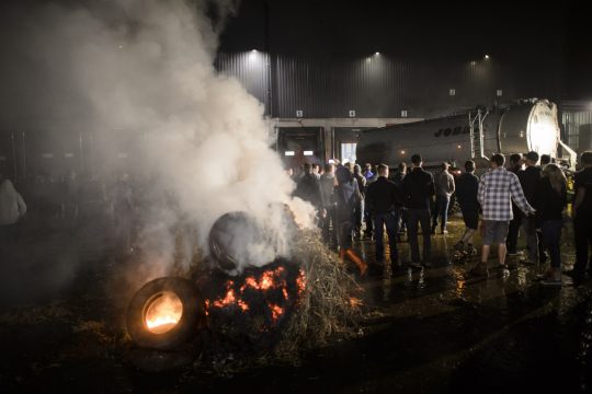 Milchbauern streiken am Flughafen Bierset in Lüttich