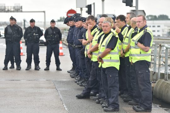 Französische (l.) und britische Polizisten in Calais