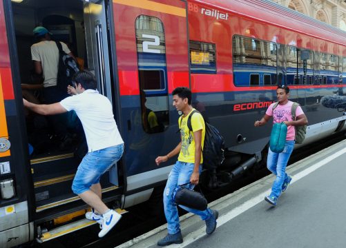 Flüchtlinge in Budapest steigen in letzter Minute in Zug nach Österreich und Deutschland ein