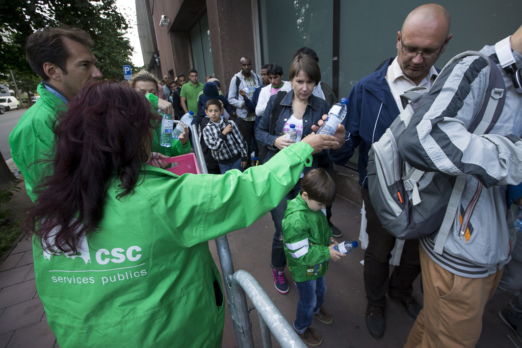 CSC-Gewerkschafter verteilen Nahurng und Wasser vor dem Gebäude von Fedasil in Brüssel