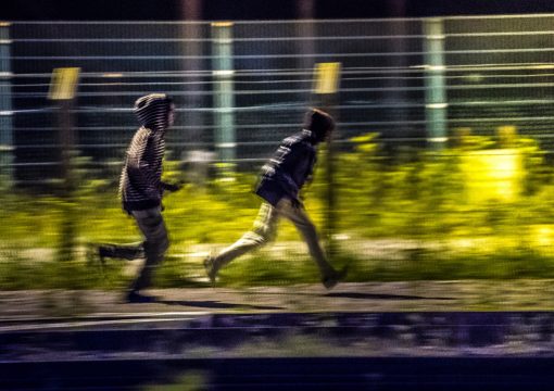 Calais: Flüchtlinge versuchen, den Eurotunnel zu erreichen