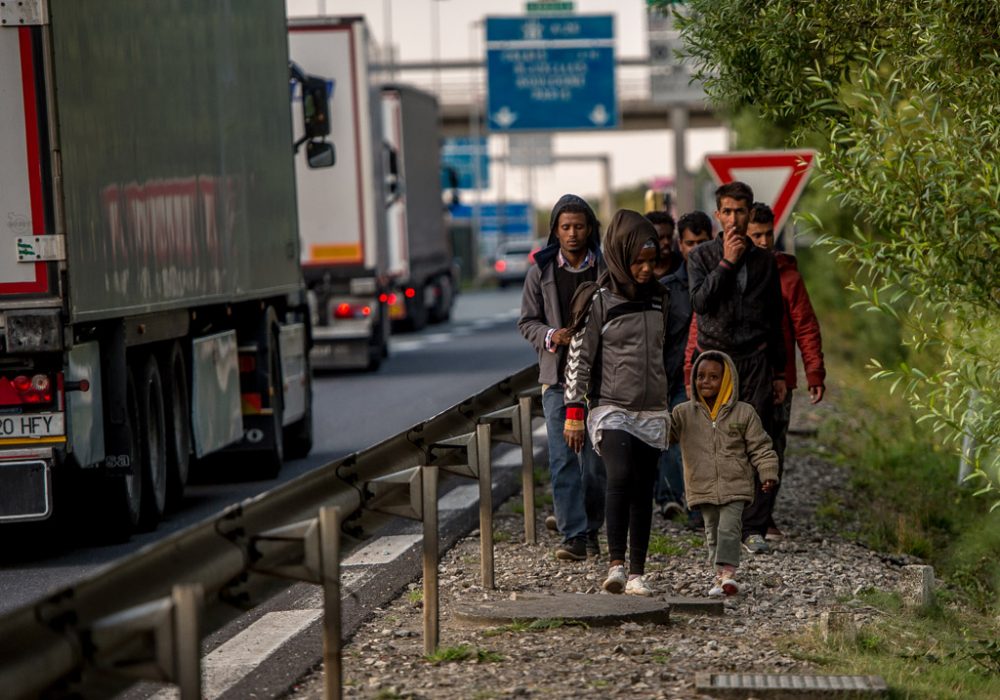 Migranten nahe Calais auf dem Weg Richtung Großbritannien