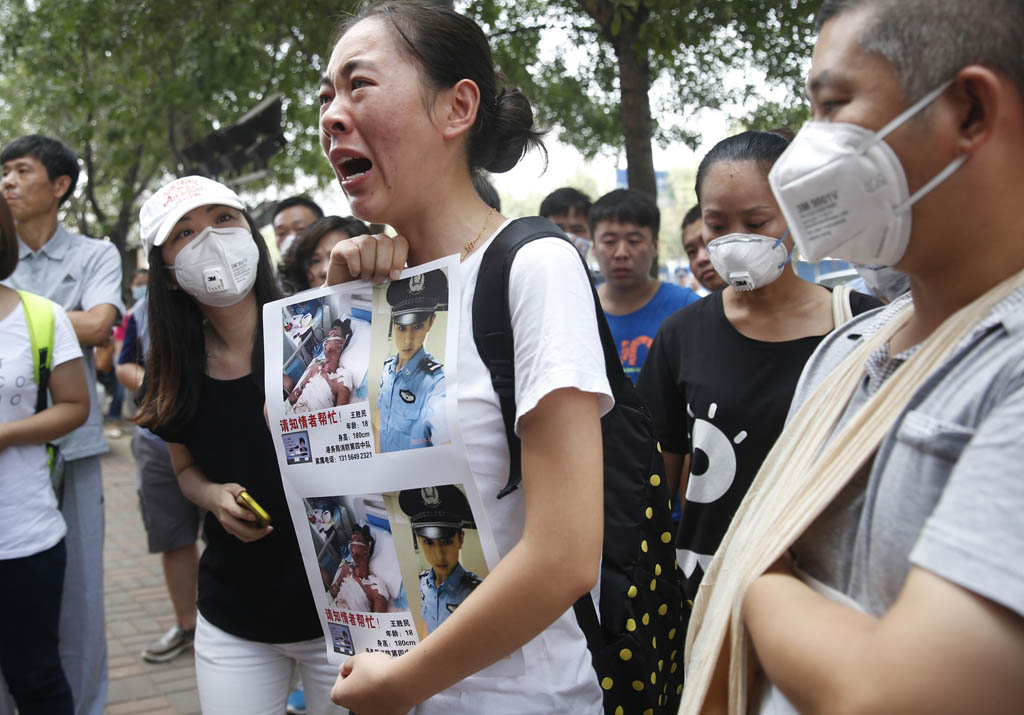 Familienmitglied trauert um Angehörige in Tianjin