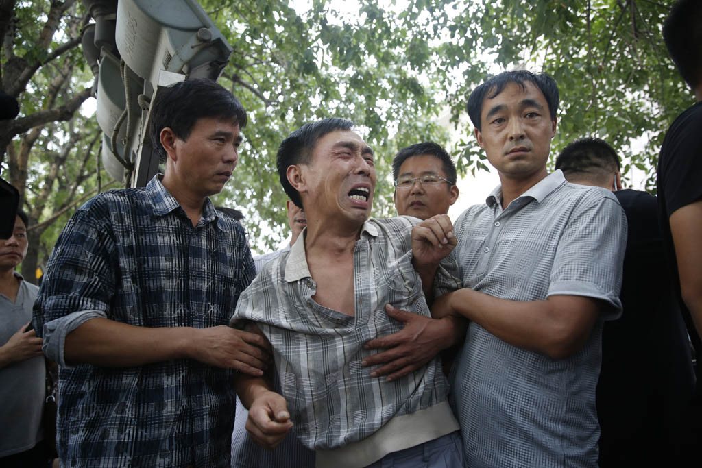 Mann in Tianjin trauert um seine Ehefrau, die bei den Explosionen ums Leben kam (16.8.)