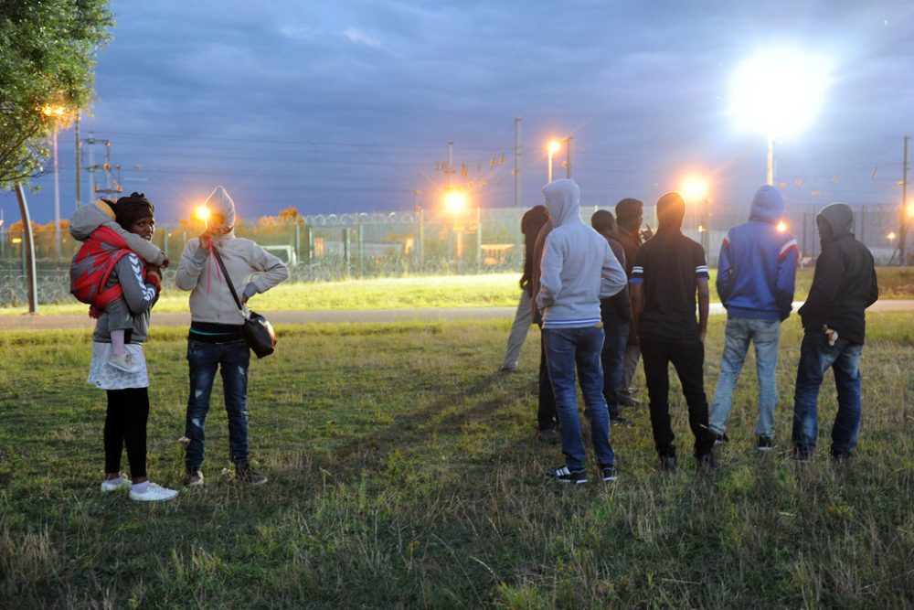 Warten auf ihre Chance: Flüchtlinge in Coquelles, in der Nähe des Eurotunnels