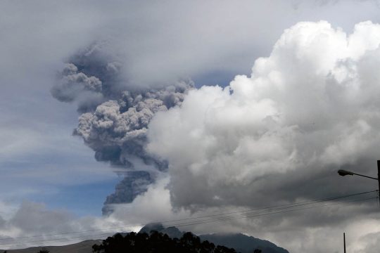 Vulkan Cotopaxi spuckt Aschewolken aus (14.8.)