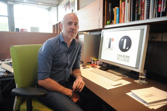 Grafiker Olivier Dedie mit dem Logo des "Théâtre de Liège"