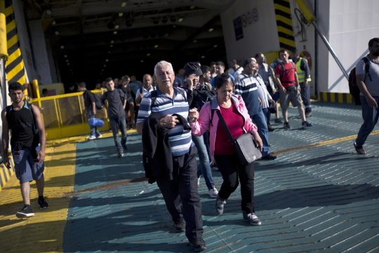 Flüchtlinge beim Verlassen der Fährte der griechischen Fähre "Eleftherios Venizelos" (29. August