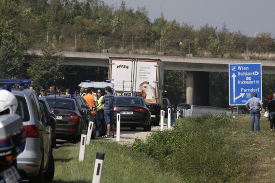 Flüchtlingstragödie: Dutzende Flüchtlinge südlich von Wien tot in Kühlfahrzeug entdeckt - Polizisten vor Ort