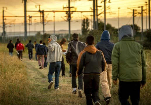 Frétun bei Calais: Flüchtlinge auf dem Weg zum Eurotunnel
