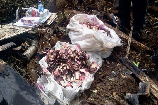Ncch Flugzeugabsturz in Indonesien sichergestelltes angekokeltes Bargeld