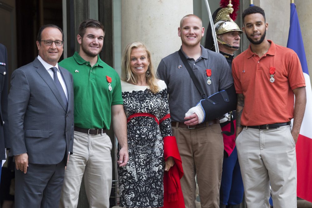 François Hollande, Alek Skarlatos, Jane Hartley, Spencer Stone und Anthony Sadler vor dem Élysée-Palast