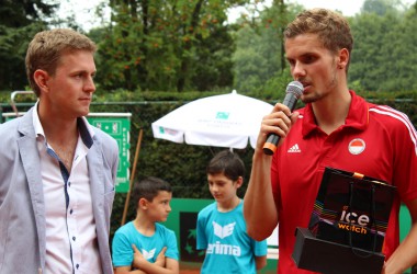 Finale des ITF-Tennisturniers in Eupen: Turnierdirektor Olivier Zimmermann mit Sieger Oscar Otte