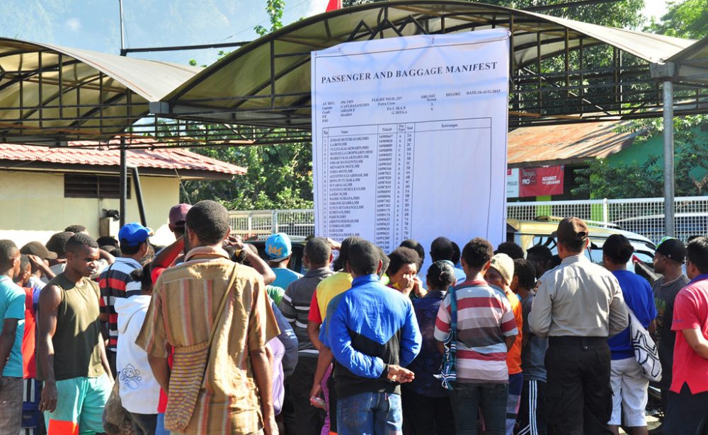 Indonesische Angehörige von Vermissten des Flugzeug-Absturzes am Flughafen von Jayapura
