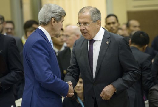 US-Außenminister John Kerry mit seinem russischen Amtskollegen Sergej Lawrow in Kuala Lumpur (6. August)