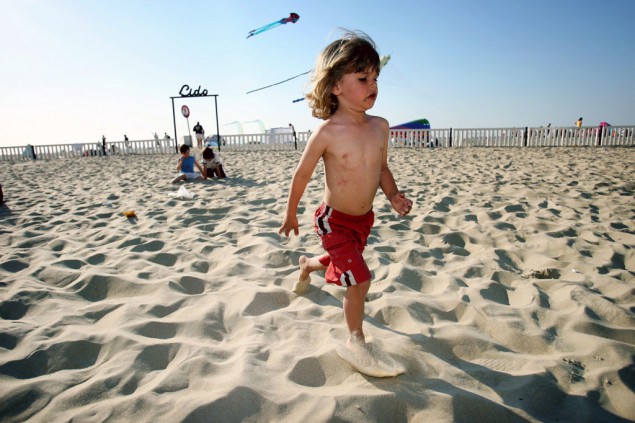 Kind am Strand von Ostende