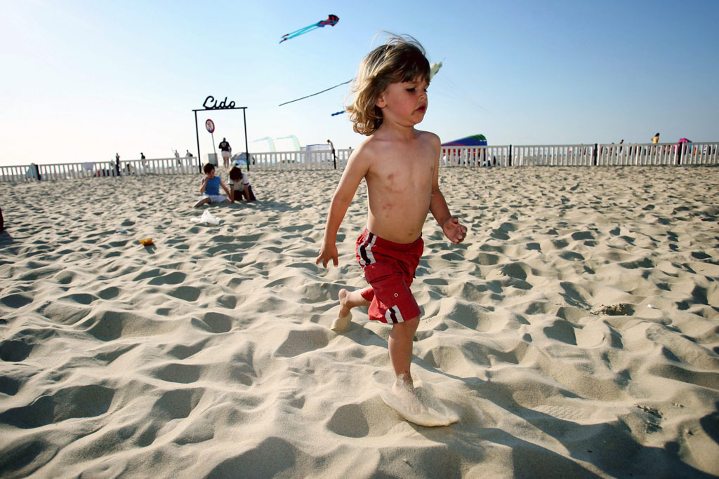 Kind am Strand von Ostende