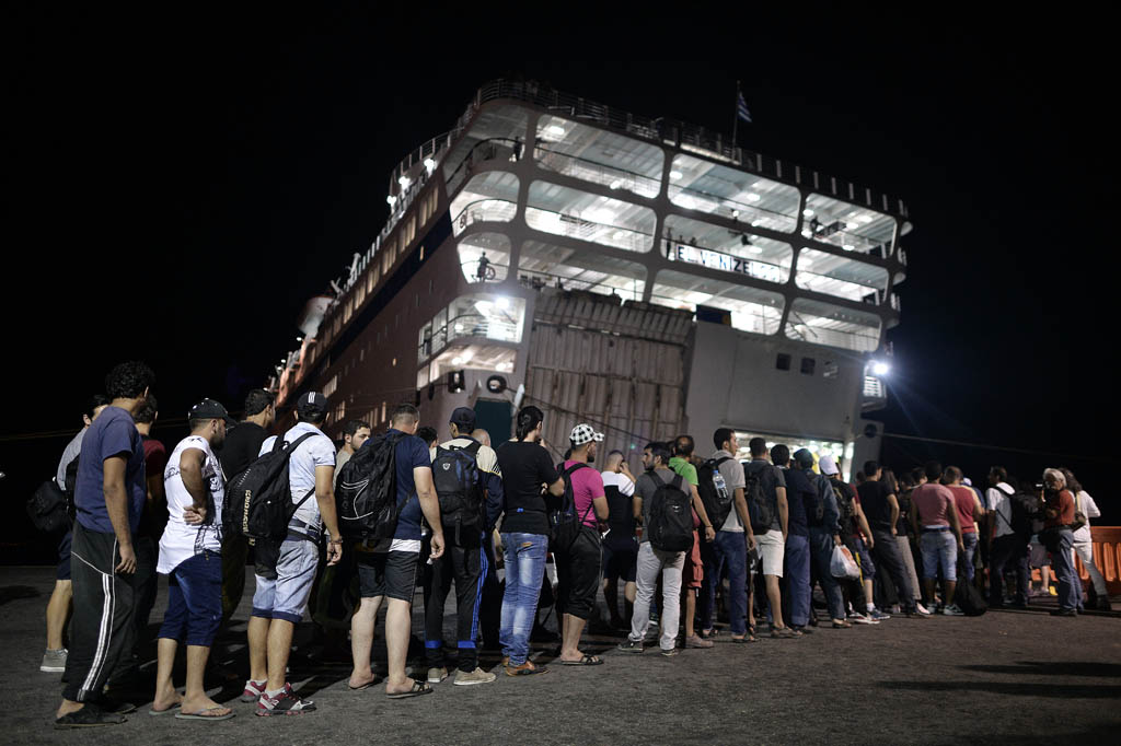 Gruppe von syrischen Flüchtlingen wartet am Sonntagmorgen in der Schlange darauf, an Bord der Fähre gehen zu können