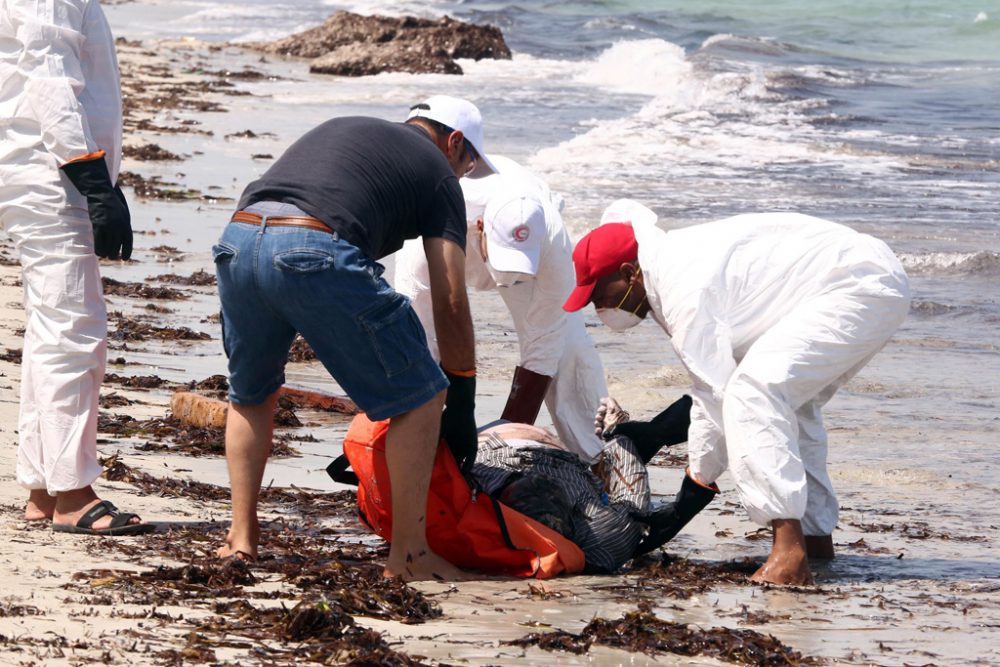 Mitglieder des Roten Halbmonds laden Leichen ertrunkener Flüchtlinge an der libyschen Küste auf
