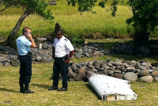 Flugzeug-Wrackteil auf La Réunion angeschwemmt - gehört es zum verschollenen Malaysia-Airlines-Flug MH370?