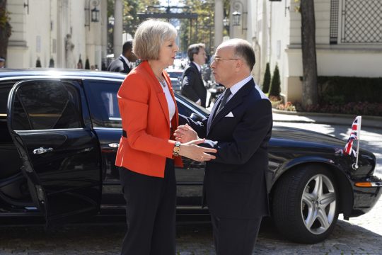 Theresa May und Bernard Cazeneuve am Samstag in Paris
