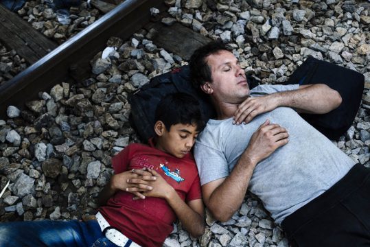 Migranten schlafen auf Bahngleisen am Bahnhof von Gevgelija, an der griechisch-mazedonischen Grenze (13.8.)