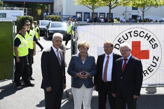 Angela Merkel mit Sachsens Ministerpräsident Stanislaw Tillich (l.) und Heidenaus Bürgermeister Jürgen Opitz (2vr.)