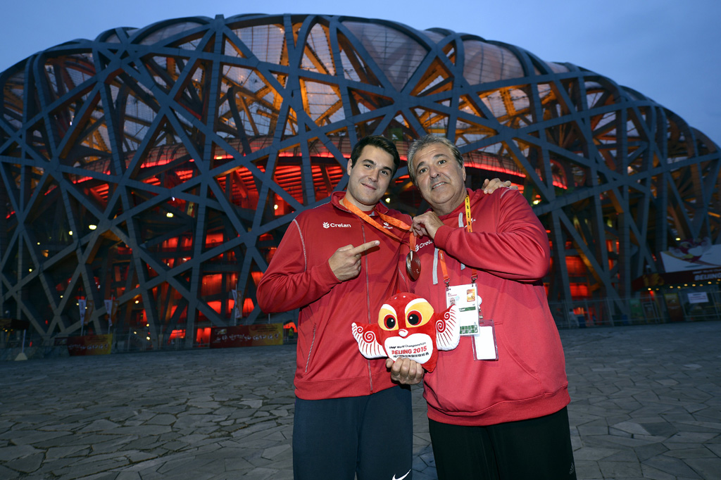 Silbermedaillengewinner Philip Milanov mit Vater Emil vor dem "Vogelnest" in Peking