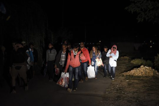 Migranten am frühen Montagmorgen im serbischen Grenzort Miratovac