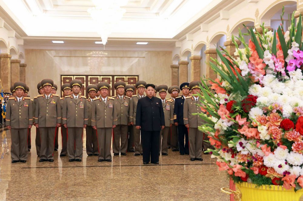Kim Jong-Un und Mitglieder der nordkoreanischen Armee am Samstag bei den Feierlichkeiten zum 70. Jahrestag der Befreiung Koreas von Japan
