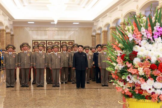 Kim Jong-Un und Mitglieder der nordkoreanischen Armee am Samstag bei den Feierlichkeiten zum 70. Jahrestag der Befreiung Koreas von Japan