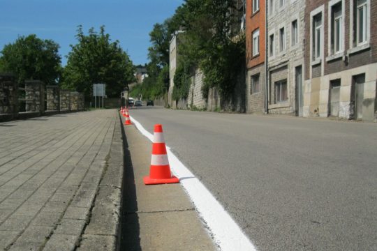 Eupener Olengraben: Weißer Seitenstreifen soll Fußgänger schützen