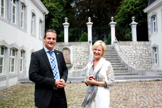 Ministerpräsident Oliver Paasch mit Isabelle Mewissen, Generaldirektorin von TEC Lüttich-Verviers