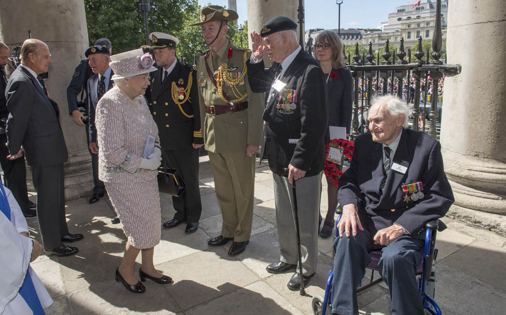 Prinz Phillip und Queen Elizabeth begrüßten nach dem Gottesdienst alte Kriegsveteranen