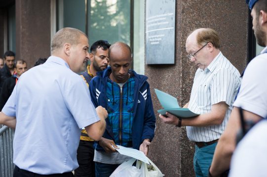 Flüchtlinge in der Warteschlange vor dem Ausländeramt in Brüssel