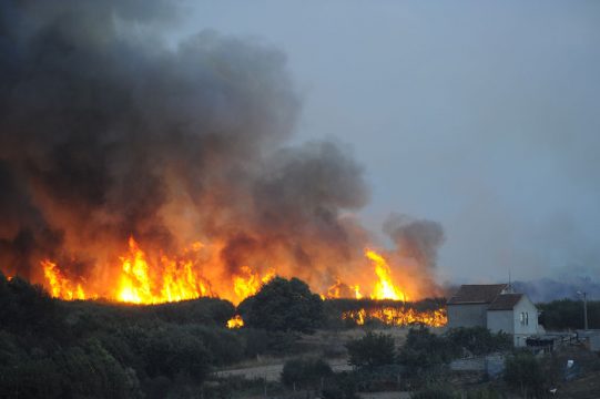 Waldbrand bedroht Siedlungen im Nordwesten Spaniens - Bild: Cabreiro in der Nähe von Ourense