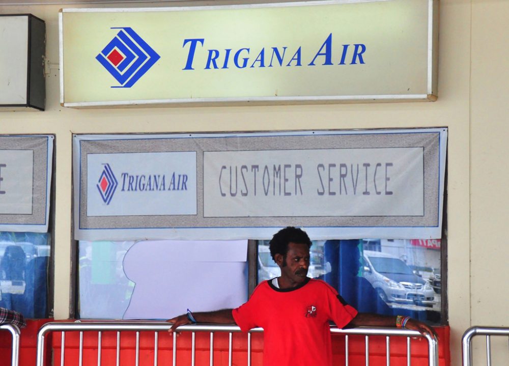 Geschlossen: Die Scheibe des Schalters der Fluglinie Trigana Air in Jayapura wurde von Verwandten der Todesopfer zerschlagen