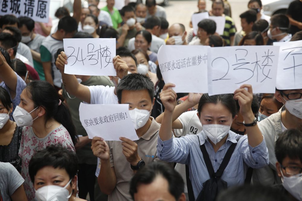 Anwohner von Tianjin, deren Häuser bei der Explosion zerstört wurden, protestieren