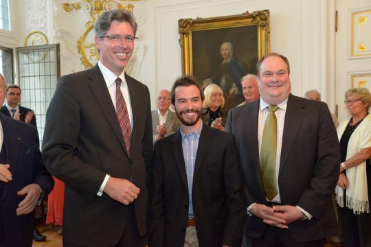 Markus Krings (Mitte) ist der designierte Träger des Thouet-Mundartpreises der Stadt Aachen. Ihm gratulierten Oberbürgermeister Marcel Philipp und Oliver Thouet (r.)