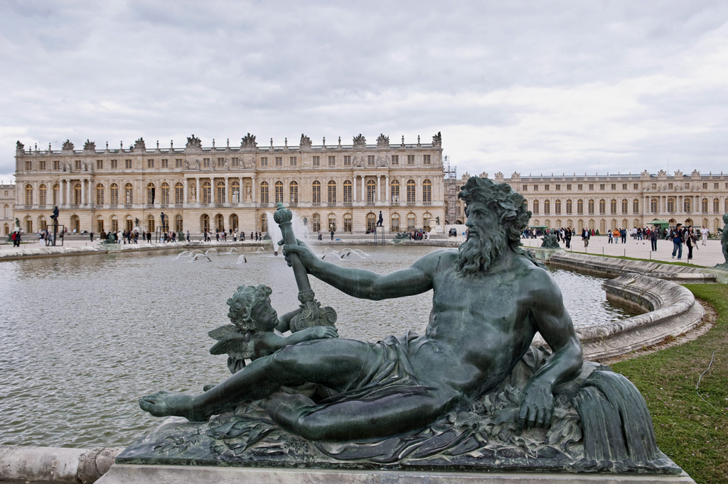 Tuby-Statue vor dem Schloss von Versailles