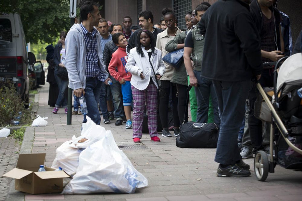 Wartende Flüchtlinge vor Fedasil in Brüssel (August 2015)