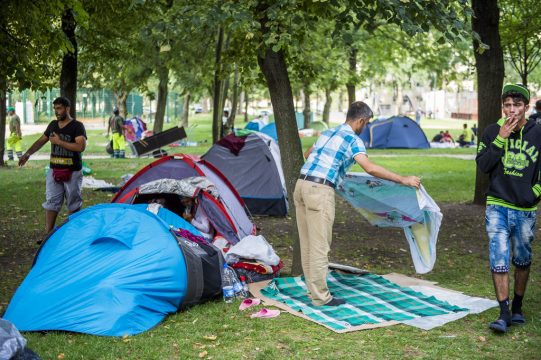 Flüchtlinge campieren im Park vor dem Ausländeramt