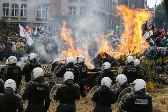 Auseinandersetzungen zwischen Demonstranten und den Sicherheitskräften